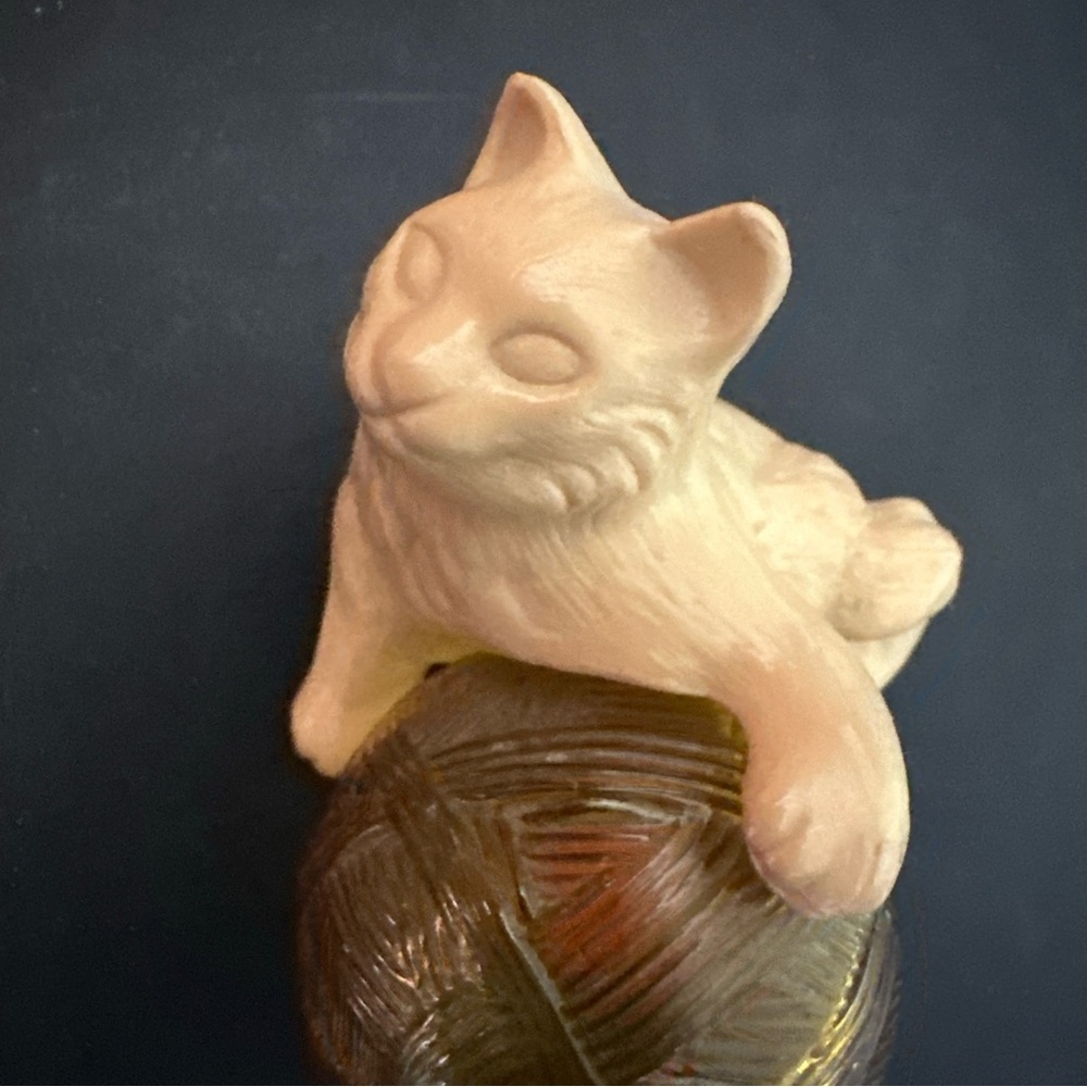 Vintage AVON 1973 Kitten Petite MOONWIND Cologne 1.5 floz Empty Bottle Yarn Ball